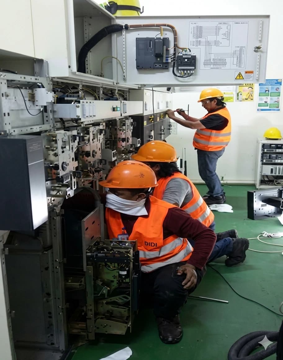 Teknisi PT Perdana Berkah sedang maintenance transformator industri